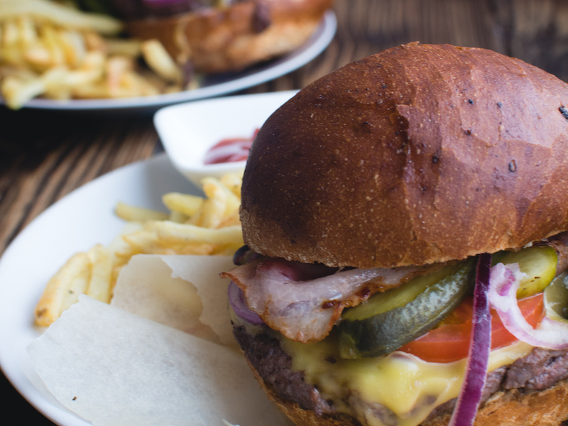  Burger with cheddar and bacon   